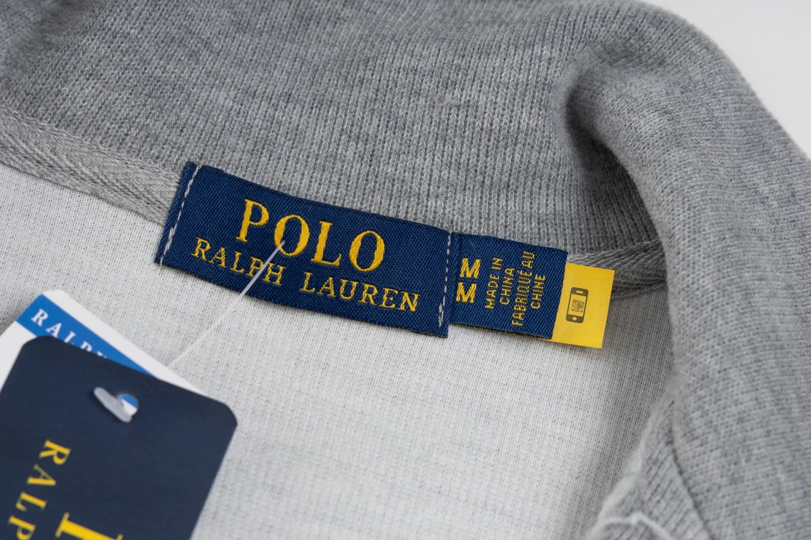 P230 #R97 Ralph lauren twelve-color embroidered pony logo half-zip high-neck long-sleeved knitted sweatshirt. The same style for men and women. The new half-zip sweatshirt for couples to wear in autumn is here! This kind of sweatshirt is really popular this year, even more popular than the hooded sweatshirt. Open the zipper and it can be used as a large lapel, which makes it more fashionable. The color of the classic design of the little war horse on the chest is matched with the embroidery. The simple zipper design echoes the brand logo, so you don’t need to match too much. The sweater version is loose enough! The fabric is custom-woven and dyed 100 cotton. 320g high gram weight 100% cotton knitted cotton with a certain thickness. The fabric is soft and comfortable, and the three-dimensional fabric is full of texture. The stitching is three needles and five threads, which is beautiful and strong. The pattern is also good. Although it is loose, it does not look bulky! - It is not a popular color scheme on the street. The color is pure and highly recommended. The upper body has a particularly high rate of turning heads. Loose style. Big drop shoulder OS style. Same style for men and women. Couple wear. Versatile and practical! Color: Gray, navy, khaki, green label, oatmeal brown label, apricot, black, army green, burgundy, pink, dark gray, light blue, white. Size: S M L XL Length: 70/72/74/76 Bust: 53.5/55.5/57.5/58.5 Shoulder width: 44/45/46/47 Sleeve length: 61/62/63/64